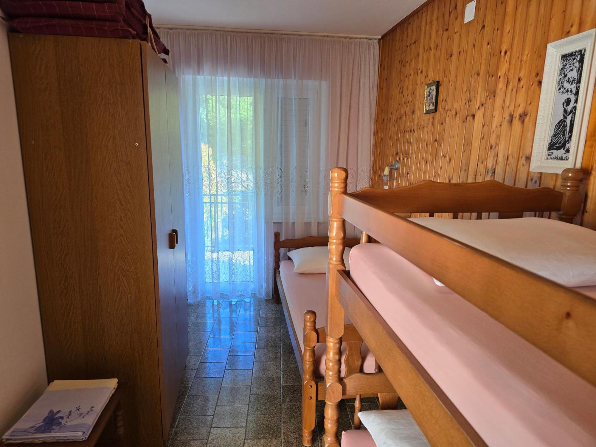 Apartments Mladenka Сен Екстериор снимка